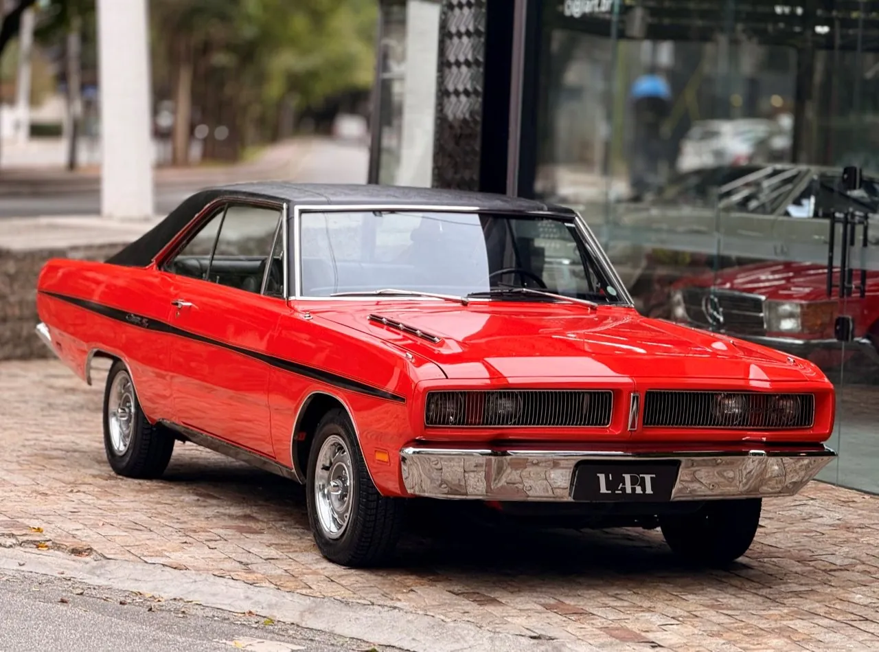 Fotografia de referência: Dodge Charger vermelho estacionado em frente a uma loja